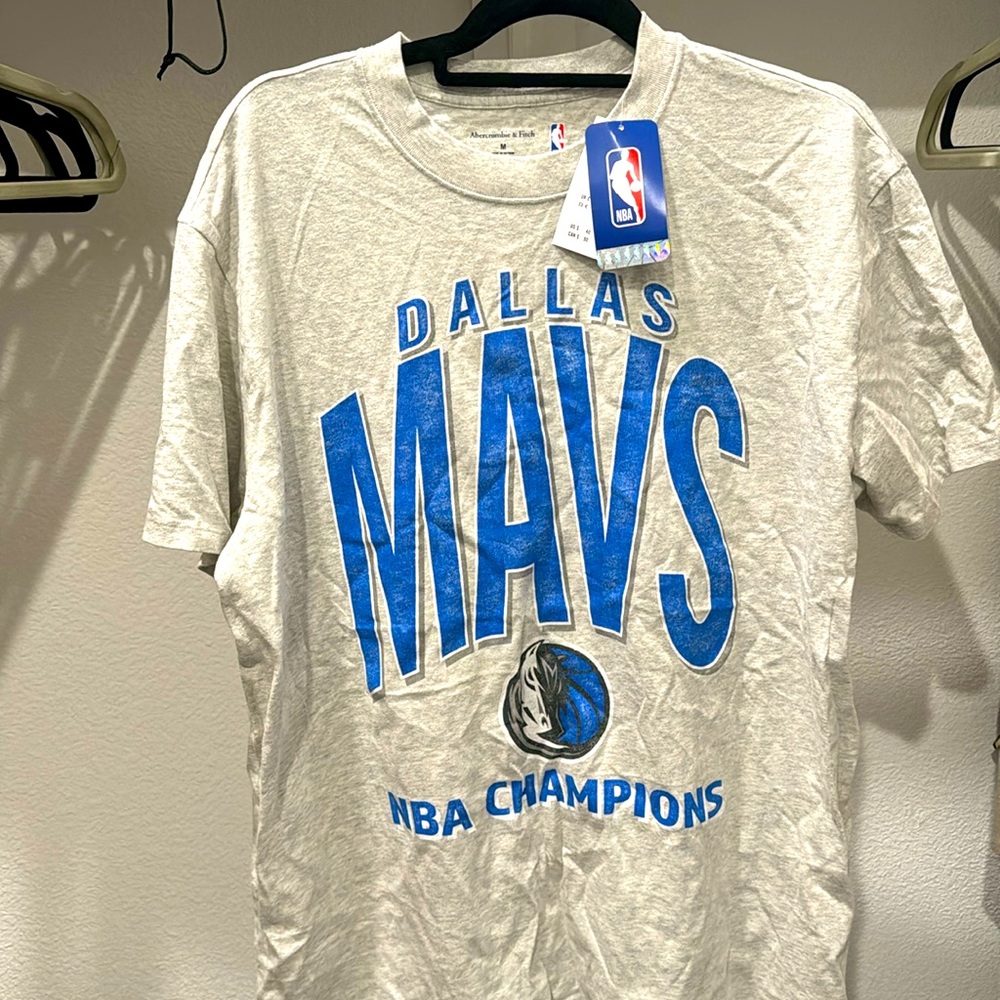 NWT Dallas Mavs Graphic Tee